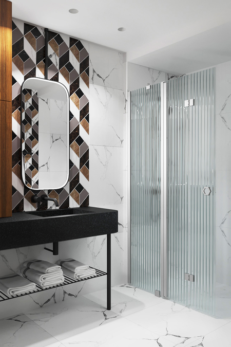 Folding shower screen with a fixed part Forma 305